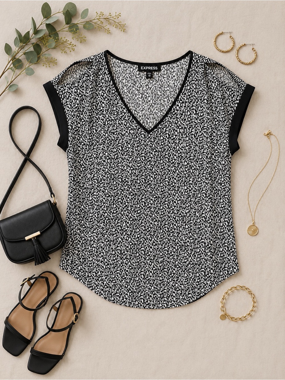 Express Black & White Print V-Neck Blouse Size Medium